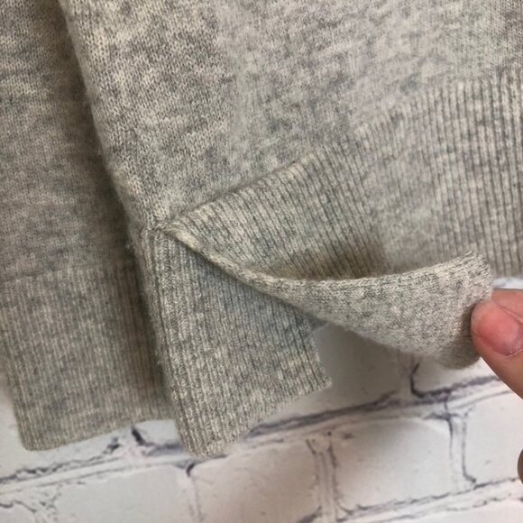 Vince 100% Cashmere Gray Turtleneck Sweater Size S HOLE - Picture 4 of 8